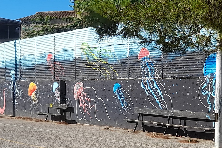 Χρώματα και γκράφιτι σε προαύλιο σχολείου της Νέας Ιωνίας