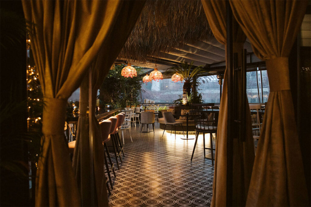 Η Χελώνα, θεωρείται ήδη ένα από τα καλύτερα εστιατόρια της Αθήνας, με ποιοτικό μενού και χώρους υψηλής αισθητικής. 