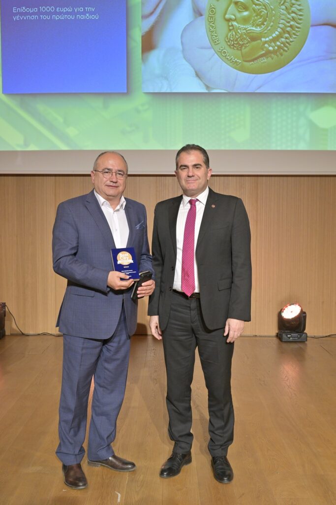 Ο Δήμαρχος Ηρακλείου Αττικής Νίκος Μπάμπαλος παρέλαβε το βραβείο