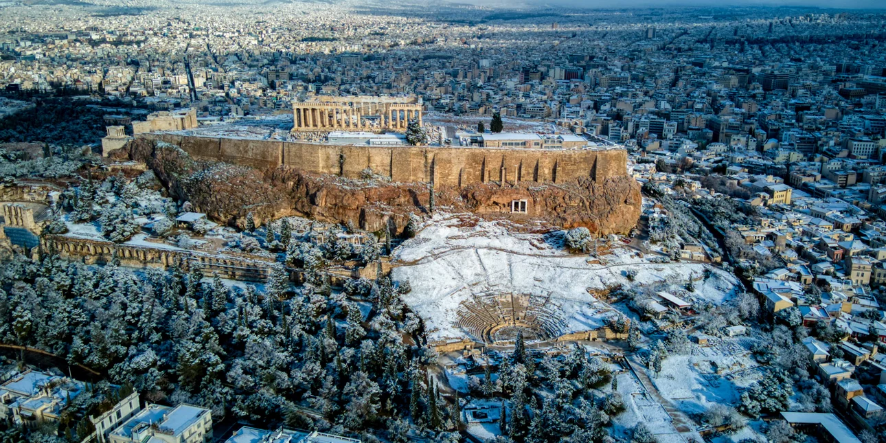 Εικόνες της χιονισμένης Αθήνας