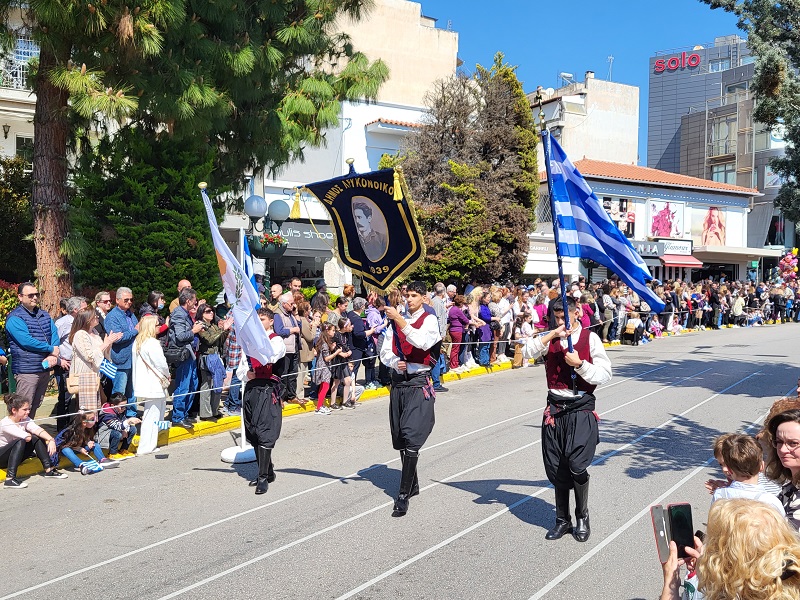 Τρεις Κύπριοι στην κεφαλή της παρέλασης στη Νέα Ιωνία από τον αδελφοποιημένο Δήμο Λευκόνοικου