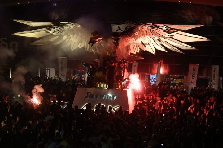 ΑΕΚ: Χιλιάδες φίλοι της Ένωσης πανηγύρισαν ξέφρενα στο Opap Arena (εικόνες)