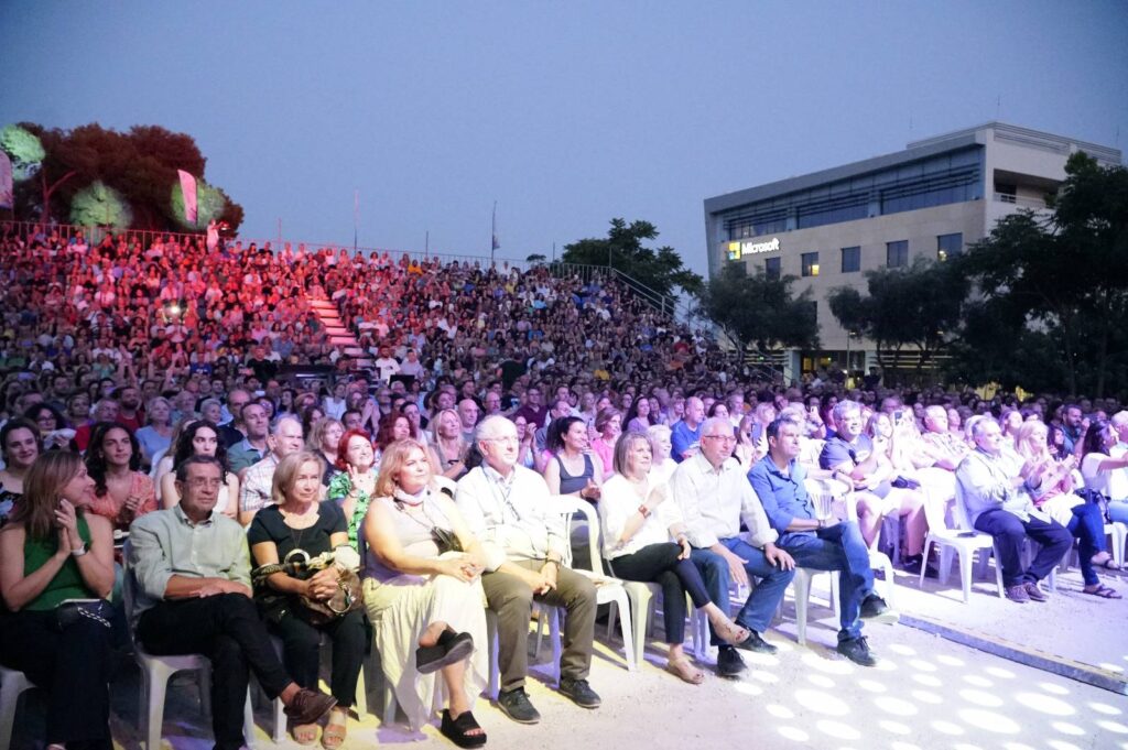 Μαρούσι: Νίκος Πορτοκάλογλου και Ρένα Μόρφη ξεσήκωσαν χιλιάδες θεατές στο Αίθριο Θέατρο