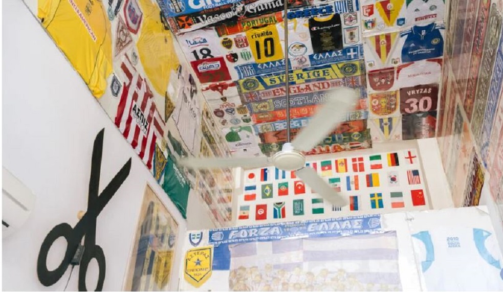 Κουρείο με ρεκόρ Guinness στη Νέα Ιωνία φιλοξενεί 2.000 ποδοσφαιρικά εκθέματα