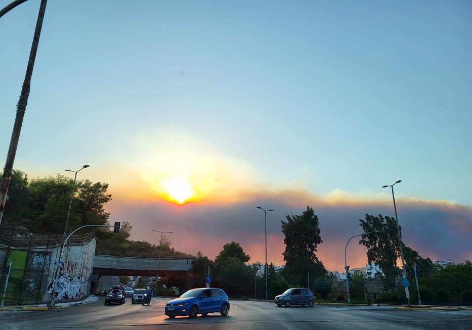 Πέπλο καπνού στον ουρανό της Αθήνας - Εικόνες από Μεταμόρφωση, Μελίσσια και Νέα Ιωνία