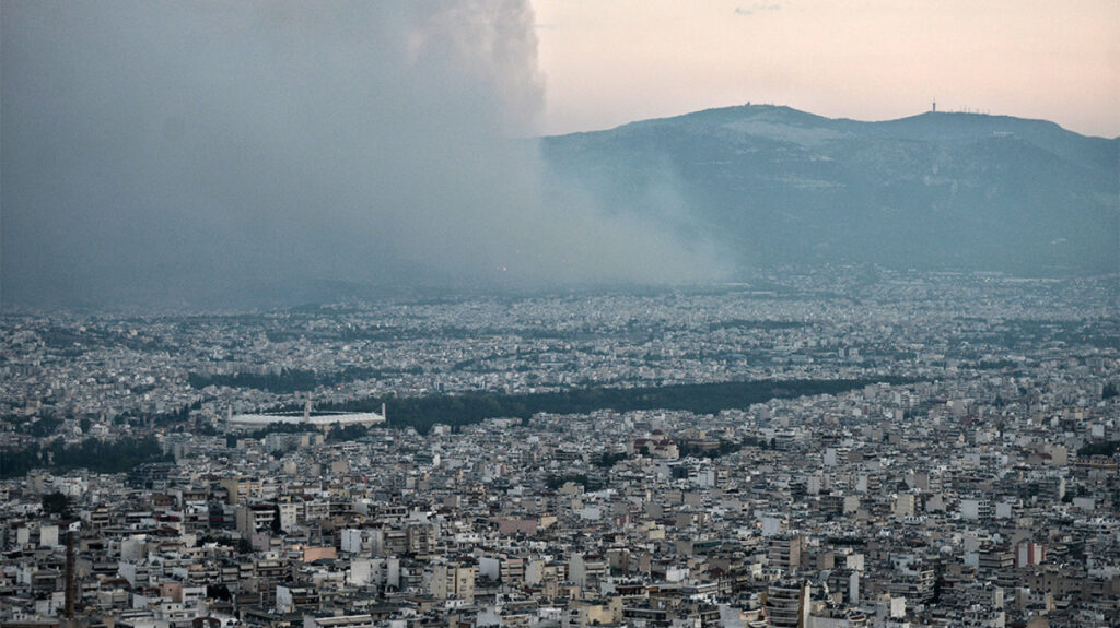 Πέπλο καπνού στον ουρανό της Αθήνας - Εικόνες από Μεταμόρφωση, Μελίσσια και Νέα Ιωνία