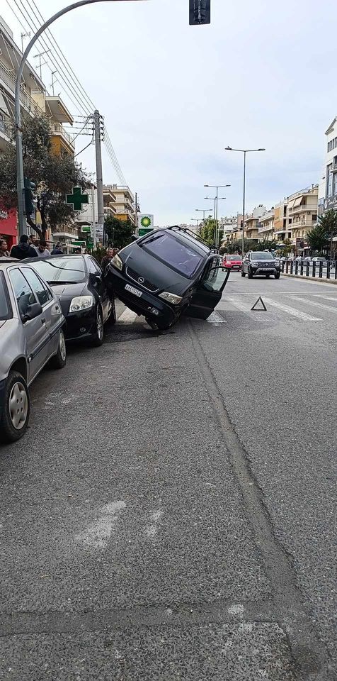 Απίστευτο ατύχημα στη Λεωφόρο Βεΐκου - Αυτοκίνητο "ανέβηκε" σε σταθμευμένο όχημα