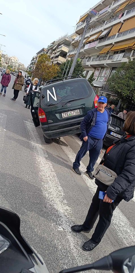 Απίστευτο ατύχημα στη Λεωφόρο Βεΐκου - Αυτοκίνητο "ανέβηκε" σε σταθμευμένο όχημα