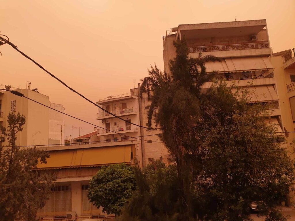 Αφρικανική σκόνη στη Νέα Ιωνία - Απόκοσμες εικόνες και αποπνικτική ατμόσφαιρα