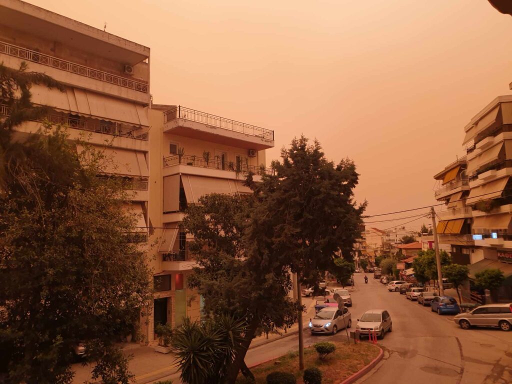 Αφρικανική σκόνη στη Νέα Ιωνία - Απόκοσμες εικόνες και αποπνικτική ατμόσφαιρα