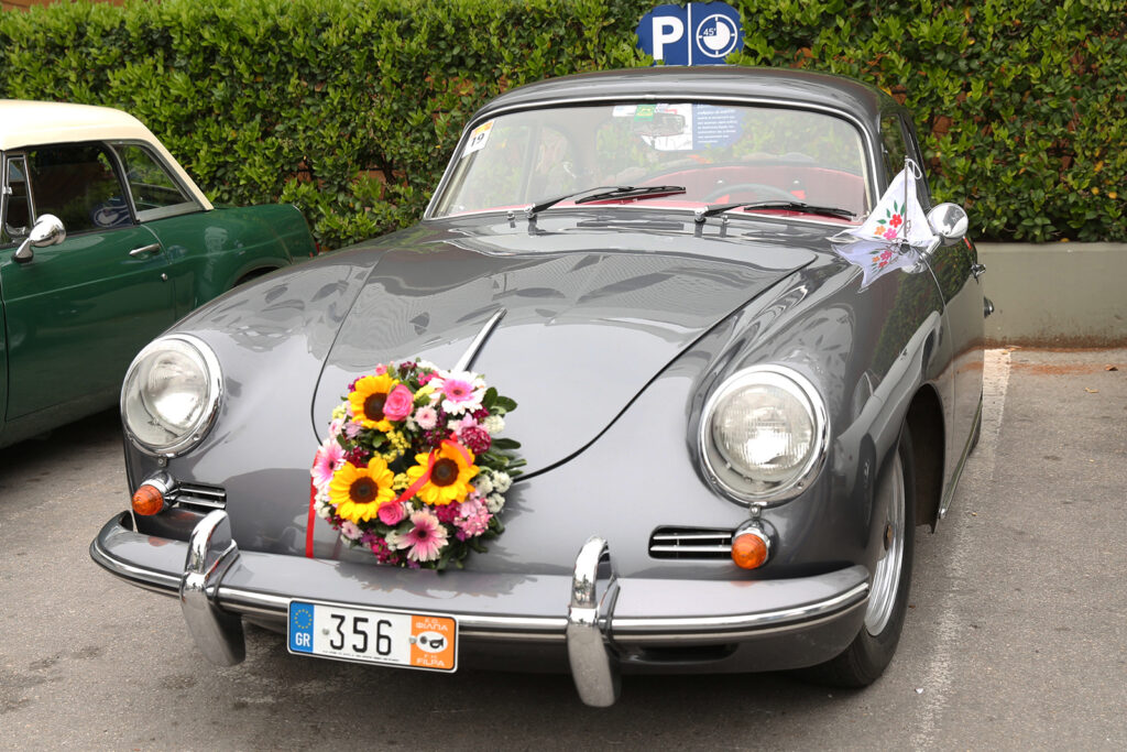 ΦΙΛΠΑ: 18ος γύρος Κηφισιάς - Πανέμορφα αυτοκίνητα Αντίκες και Έκθεση Λουλουδιών