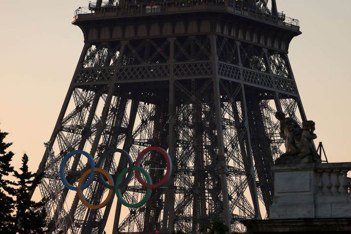 Οι Ολυμπιακοί δακτύλιοι εμφανίζονται στον Πύργο του Άιφελ την Παρασκευή 7 Ιουνίου 2024 στο Παρίσι. Οι διοργανωτές των Ολυμπιακών Αγώνων του Παρισιού τοποθέτησαν τα δαχτυλίδια στον Πύργο του Άιφελ την Παρασκευή, καθώς η γαλλική πρωτεύουσα μετράει 50 ημέρες μέχρι την έναρξη των Θερινών Αγώνων. Η δομή των πέντε δακτυλίων μήκους 95 ποδιών και ύψους 43 ποδιών, κατασκευασμένη εξ ολοκλήρου από ανακυκλωμένο γαλλικό χάλυβα, θα εκτεθεί στη νότια πλευρά του ιστορικού τοπόσημου ηλικίας 135 ετών, στο κέντρο του Παρισιού, με θέα στον ποταμό Σηκουάνα. (AP Photo//Thomas Padilla)