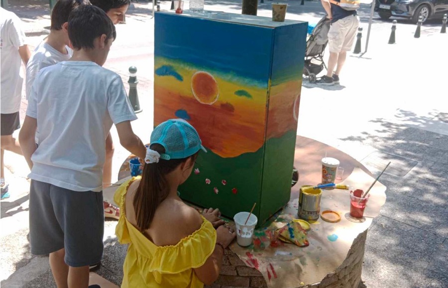Στην Κηφισιά παιδιά και καλλιτέχνες φιλοτεχνούν τον αστικό εξοπλισμό (εικόνες)